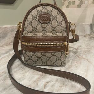 Gucci Multifunction bag with
Interlocking G